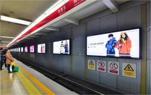 南京地铁4号线车厢内一女子行为不雅到底怎么回事（女孩南京地铁照片）