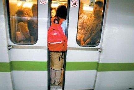 南京地铁4号线车厢内一女子行为不雅到底怎么回事（南京地铁夹死人事件）