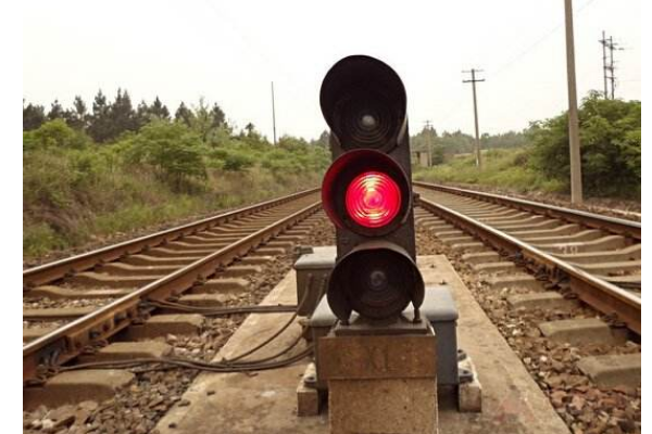 铁路中的信号灯颜色各代表什么啊（铁路的红绿灯）