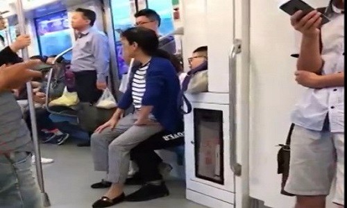 南京大妈为何在地铁怒坐美男大腿上（南京地铁大妈小伙骂）
