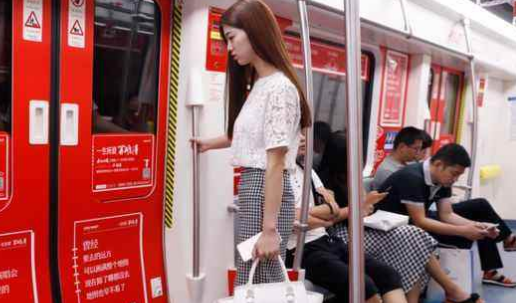 上海地铁两名女子秀一字马具体是怎么回事（上海地铁三号线脱鞋女子身份）
