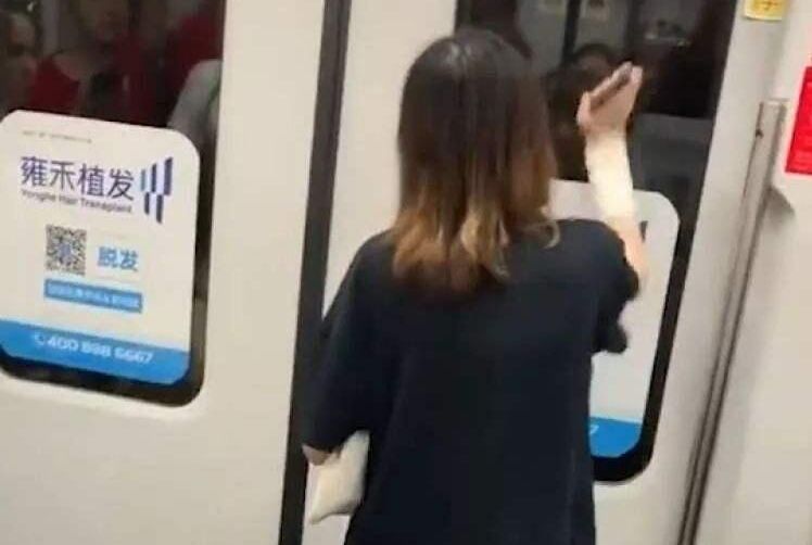 上海地铁4号线运行中一女子强拉紧急阀砸门你觉得在公共场所这样的行为合理吗（上海地铁线路不合理）