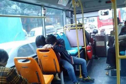 上海地铁两名年轻女子突然劈下“一字马”如何处罚的（上海地铁公安公众号）