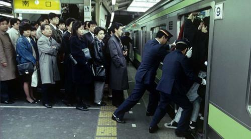 东京轨道交通一般什么时候是高峰期想避开高峰另外地铁和电车哪个人要少些（东京地铁高峰期时间段）