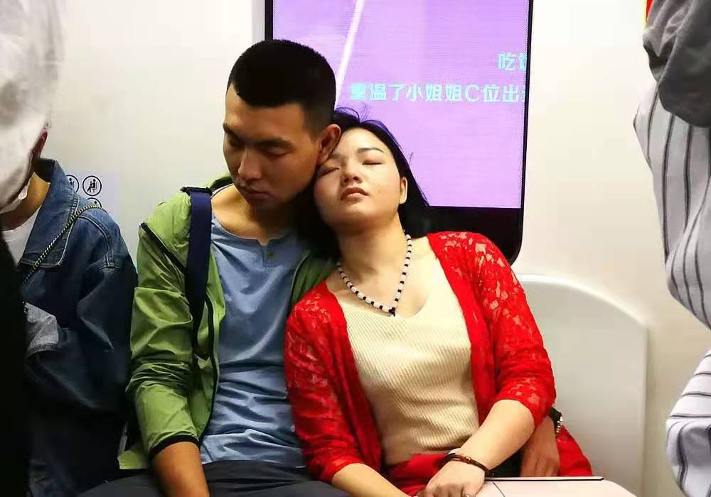 上海地铁两名年轻女子突然劈下“一字马”如何处罚的（上海地铁两女脱衣）