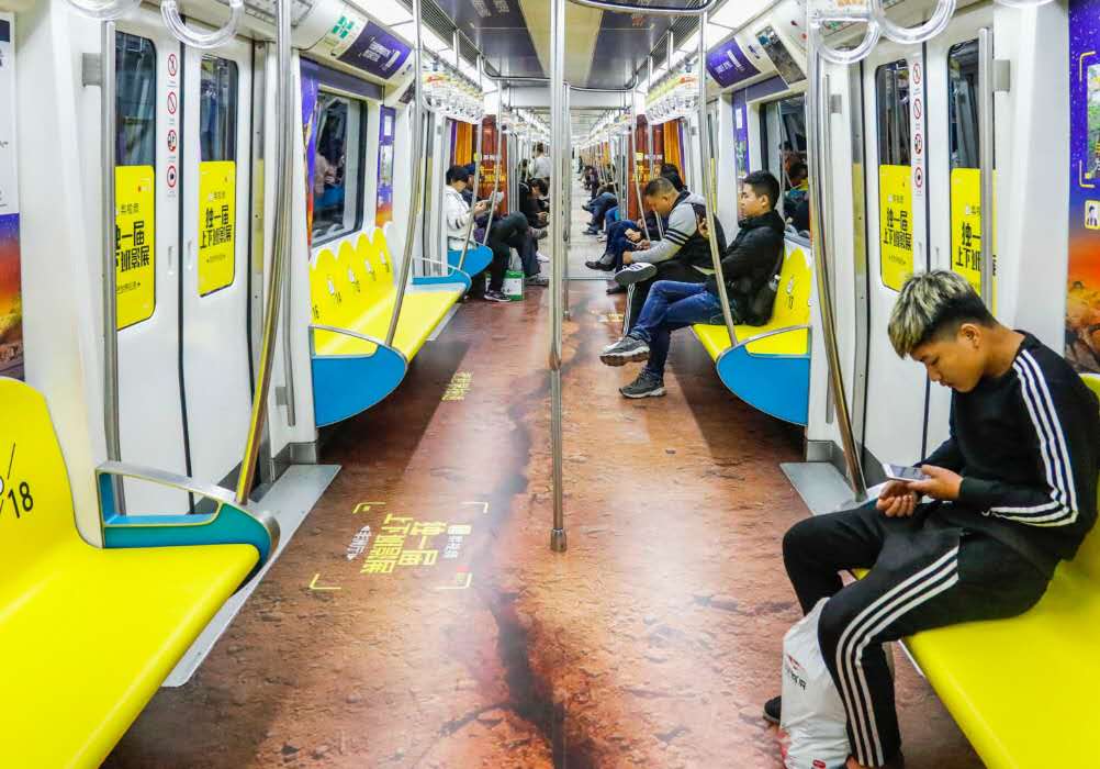 关于杭州地铁10个男生当众脱裤 大伯大妈一脸懵怎么回事（杭州一男子地铁）