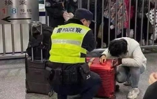 男子地铁猥亵女乘客被抓民警是如何灵魂拷问他的（上海地铁猥亵少女）
