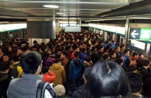 应该如何向别人描述高峰期的北京地铁到底有多挤（北京地铁拥紧场面）
