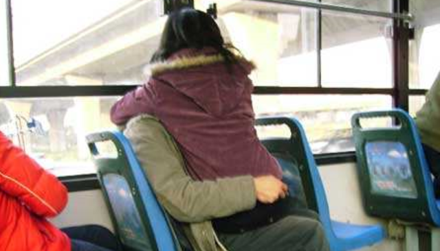 为什么在看到广州南站和地铁看到情侣亲吻拥抱我就觉得很难受（广州女生地铁亲热）