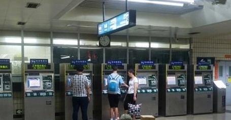 在广州坐地铁怎么买票（地铁卡哪里买广州）