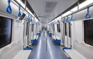 上海地铁女乘客要求小学生让座称小孩子不该坐座位为什么那么嚣张（上海地铁女抢不到座位）