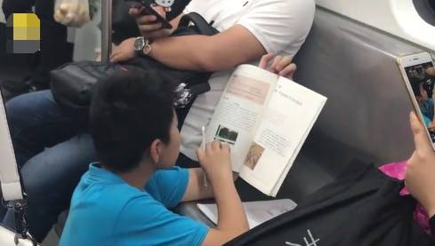 上海地铁 规定身高多少的小朋友要开始买票（上海地铁小学生）