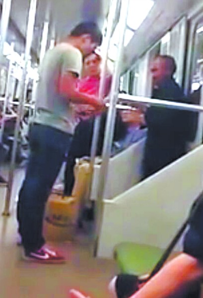 上海地铁1号线有一对要饭的夫妻女的抱着婴儿行讨男的卖唱男的是用无线话筒的不知唱的什么歌蛮好听的（上海地铁卖唱男视频）