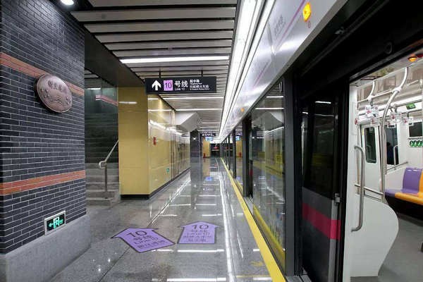 虹桥火车站到上海虹桥火车站到地铁10号线怎么走（虹桥火车站与10线地铁路线图）