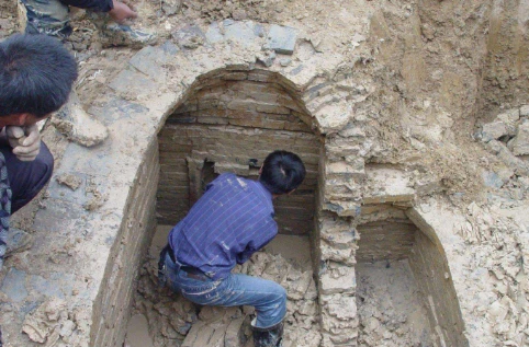 西安修地铁平均一年挖300多座古墓西安城下面到底有多少古墓（西安地铁五号线古墓改道）