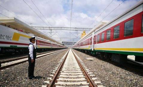 中国帮助非洲修铁路的事（参与修建铁路）