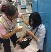 上海地铁4号线运行中一女子强拉紧急阀砸门为什么遇到这种危害公共安全的行为没有人去制止（3月4号上海地铁女孩晕倒死亡）