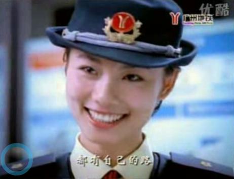 深圳地铁广告里有一个姓 爱 的女生 叫什么名字 两个字的（深圳链家地铁广告女主角）
