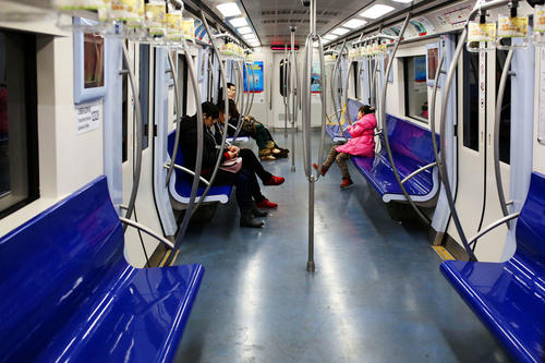 上海地铁两名女子秀一字马具体是怎么回事（上海地铁女子抢座视频）-第1张