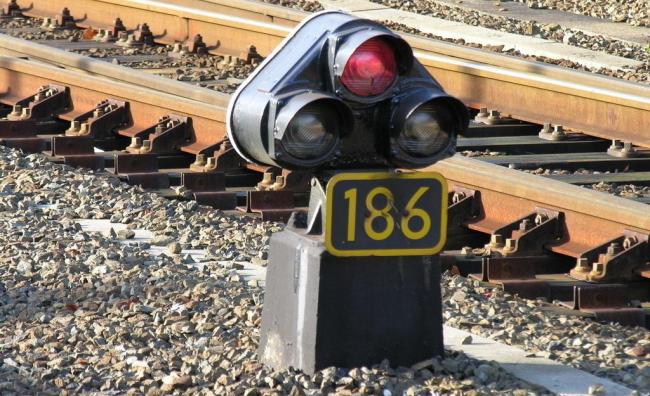 铁路中的信号灯颜色各代表什么啊，铁路的红绿灯-第2张