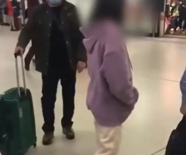 武汉地铁2号线恐怖事件是真的吗（武汉两名女子地铁视频）