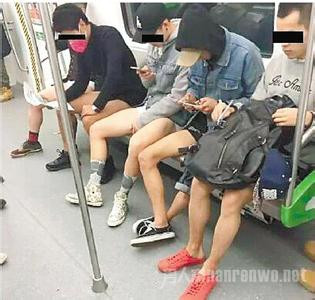 关于杭州地铁10个男生当众脱裤 大伯大妈一脸懵怎么回事（杭州一男子地铁）