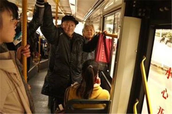 因未让座60岁男子地铁上殴打女乘客你怎么看（南京地铁让座打人者到底是谁）